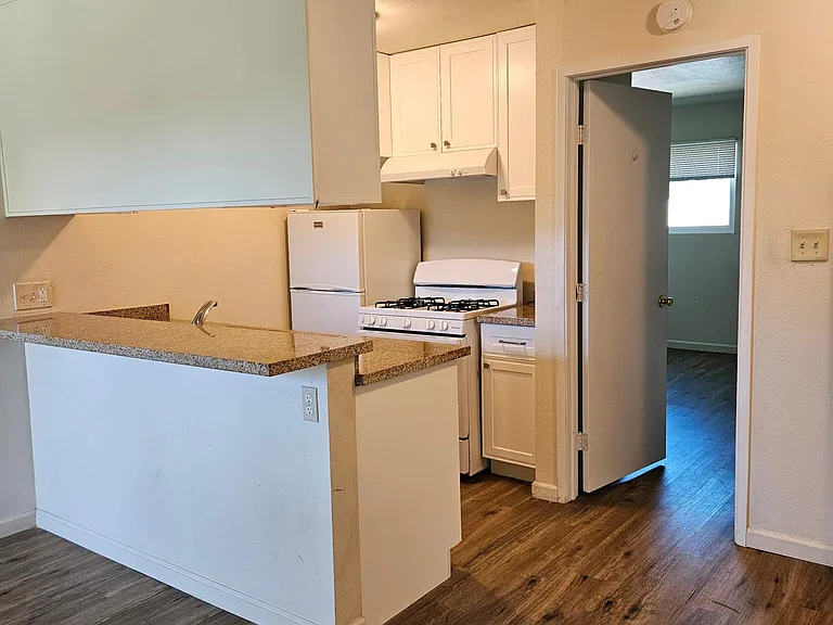 1414 E Oak St #E — Photo 2