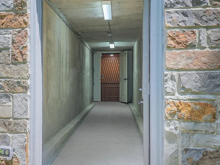 270 Lake Grove Dr — Photo 30