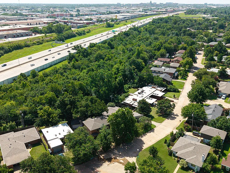 4618 N Harvey Pkwy — Photo 35