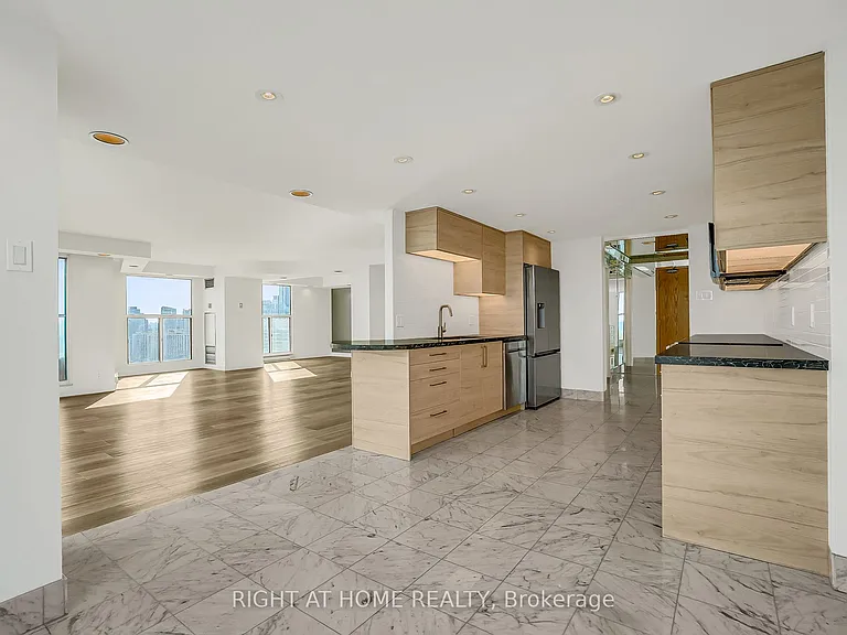 99 Harbour Sq #3008 — Photo 22