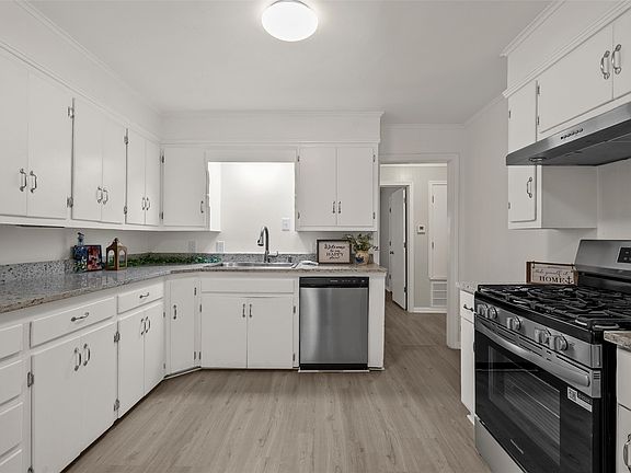 5th image of 3824 Windsor Ave