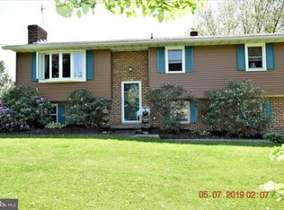 930 S Hilltop Dr, Spring Grove, PA 17362