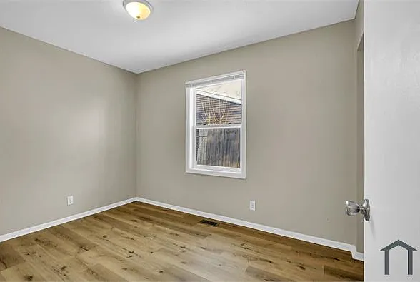 1511 Kings Way #B — Photo 12