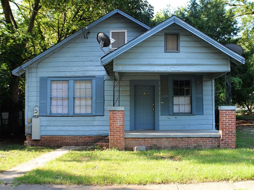 Welcome home to 2426 Plum Street! Front view of home.