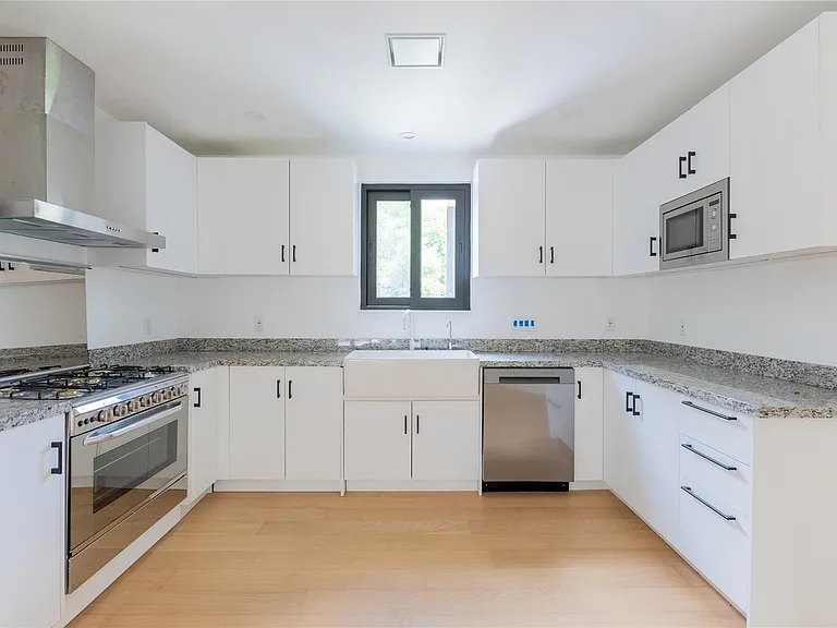 2945 Moss St — Photo 20