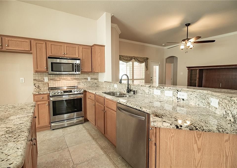 1st image of 220 Silvercreek Dr