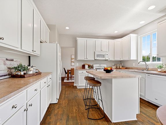 3rd image of 565 Stafford Dr