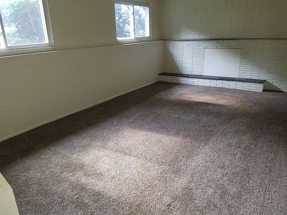 Ground level livingroom carpeted