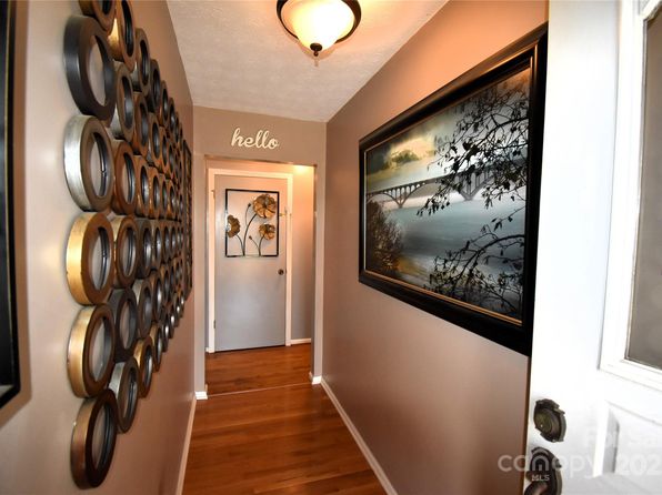 37 Hillside Dr E, Etowah, NC 28729