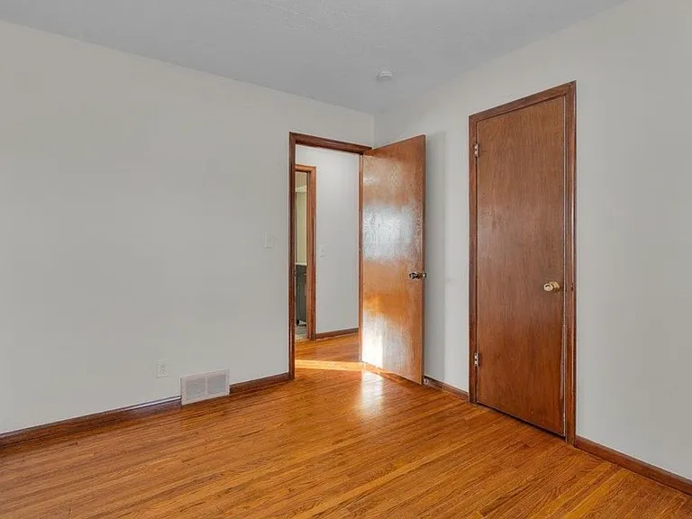 9109 Queen Ave S — Photo 2