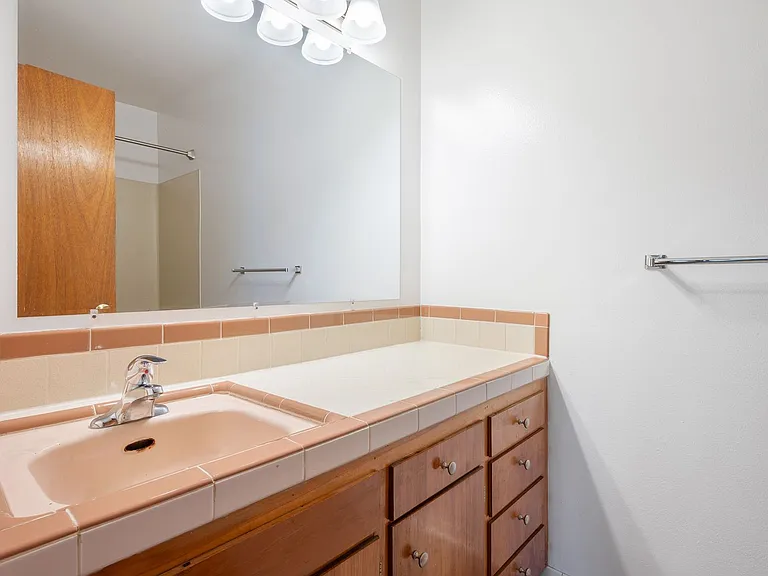 Waytcliff Apartments — Photo 13