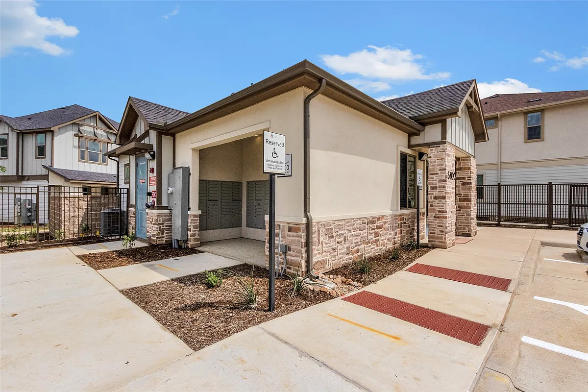 Building Photo - 5900 83rd Highway 287 Frontage Rd #5900