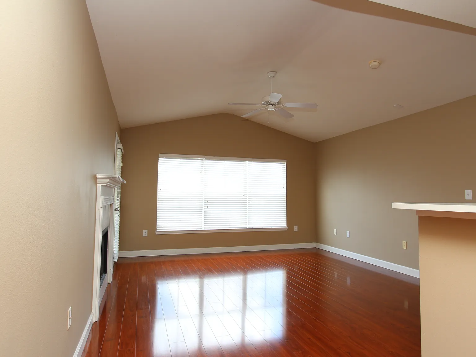 3 bed, 2.0 bath, 1335 sqft, $1,795 — Photo 3