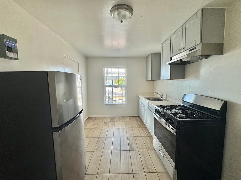 2038 NW 25th St #10 — Photo 8