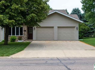 733 4th Ave SE, Sioux Center, IA 51250
