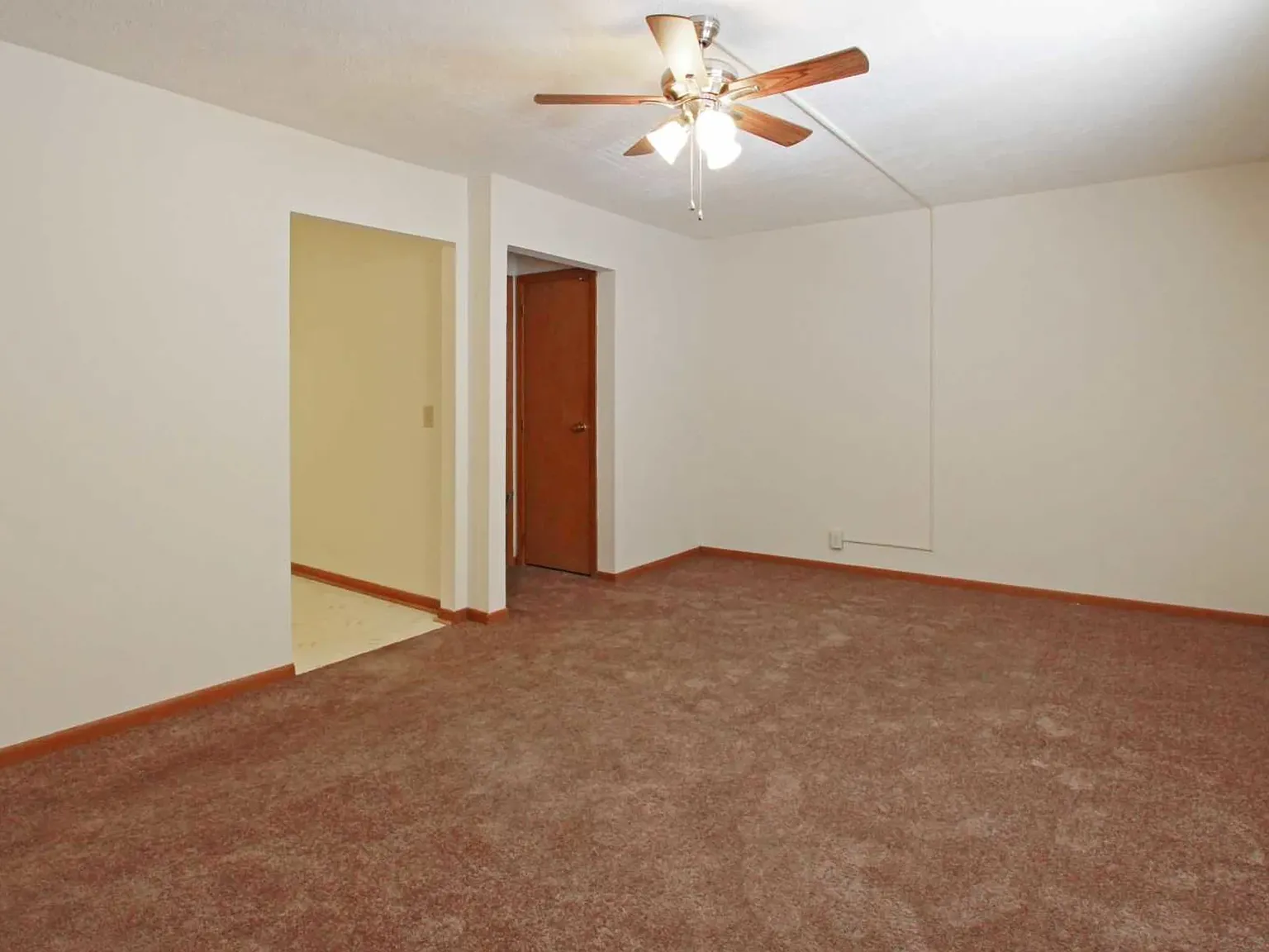 Kingston Court Apartments — Photo 2