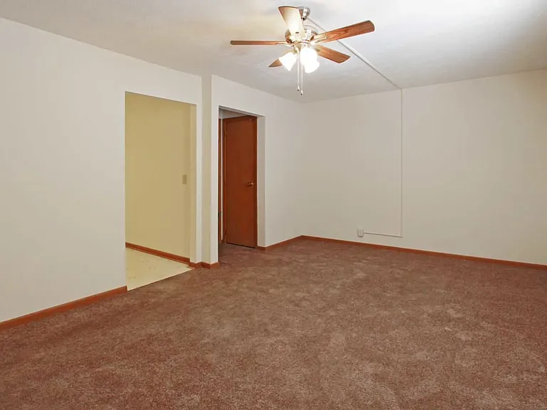 Kingston Court Apartments — Photo 2