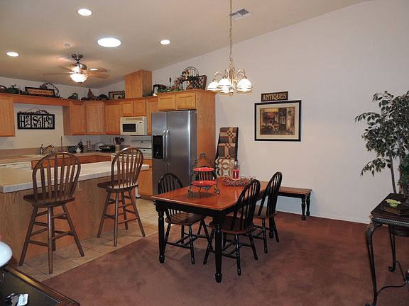 Kitchen w Breakfast Bar