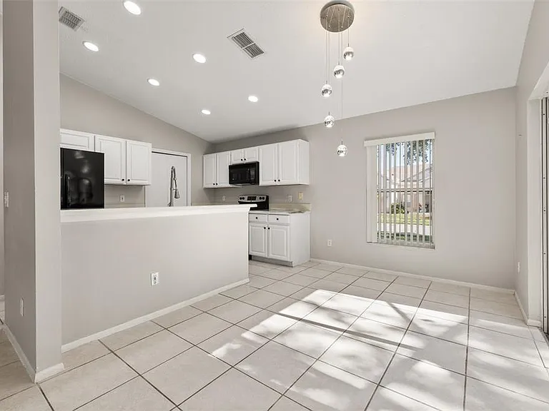 551 Castlemain Cir — Photo 21