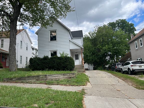 3rd image of 454 Emerald Ave NE
