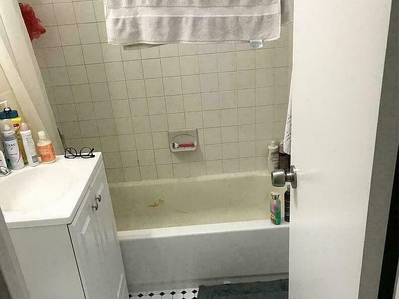 5th image of 315 E 54th St APT 5G