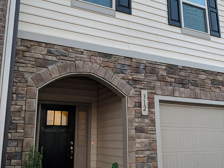 312 Irving Way — Photo 2