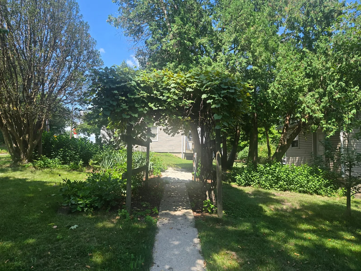 3 bed, 1840 sqft, $2,000 — Photo 2