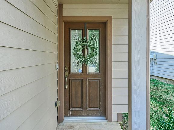5th image of 327 Bloomhill Pl