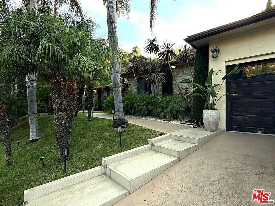 4 bed, 3.5 bath, 2964 sqft, $16,500 — Photo 2