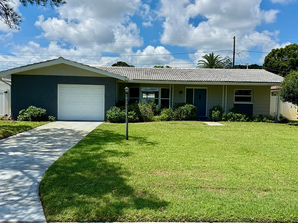 2320 Surrey Ln
