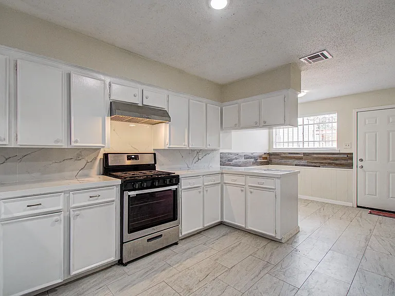 8820 Bissonnet St — Photo 5