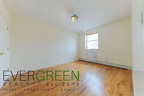 Rented by Evergreen Apartments BK | media 7