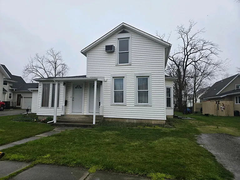 627 E 2nd St — Photo 1