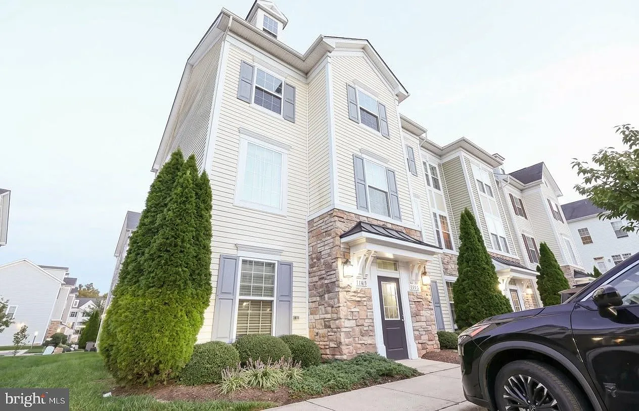 Falls Grove Condominium — Photo 1