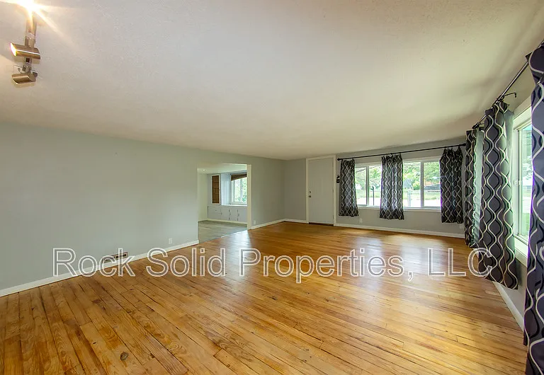 210 Seymour Ave — Photo 9