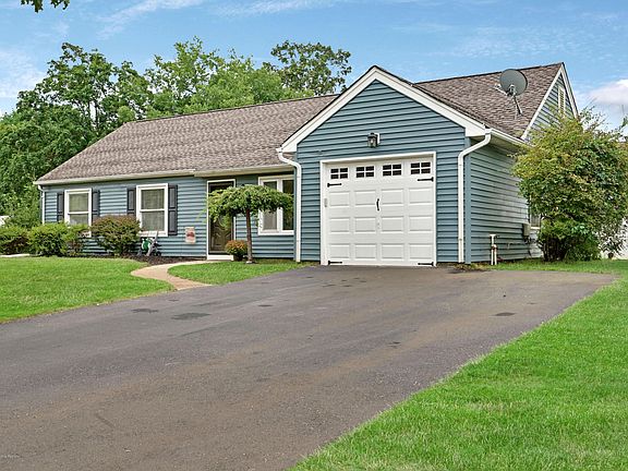 3rd image of 974 Vaughn Ave
