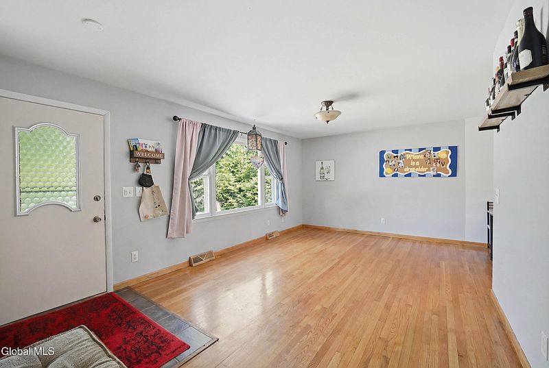 4th image of 34 Mountainview Avenue
