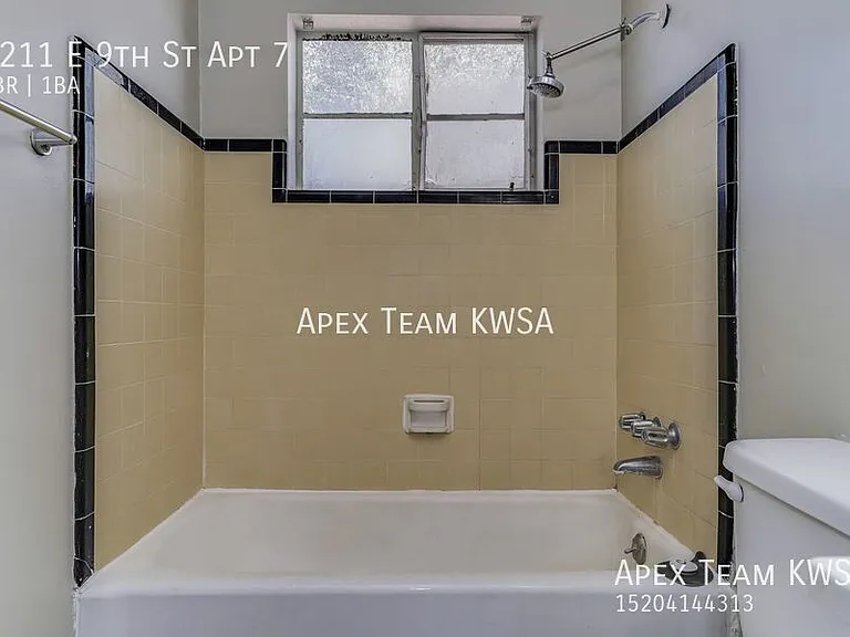 1211 E 9th St #7 — Photo 8