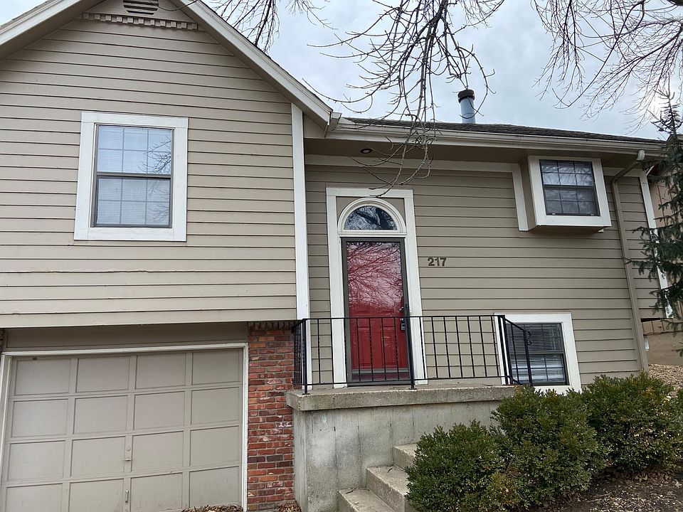 Entrance with storm door SRA