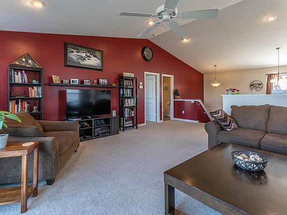 5th image of 493 Blue Spruce Ln