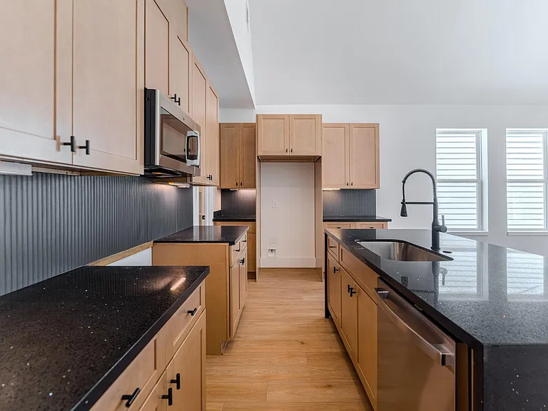 7605 Victory Reserve St — Photo 5