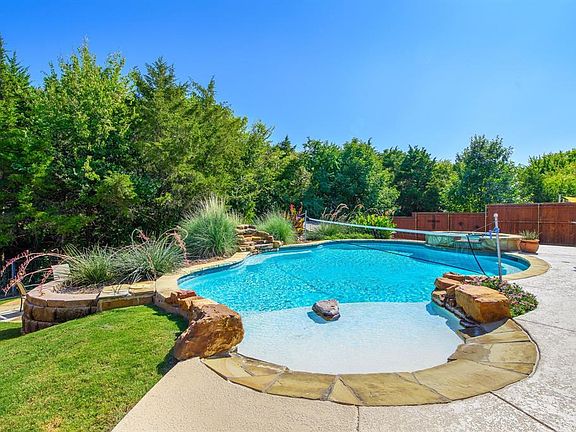 2nd image of 2075 Lake Forest Dr