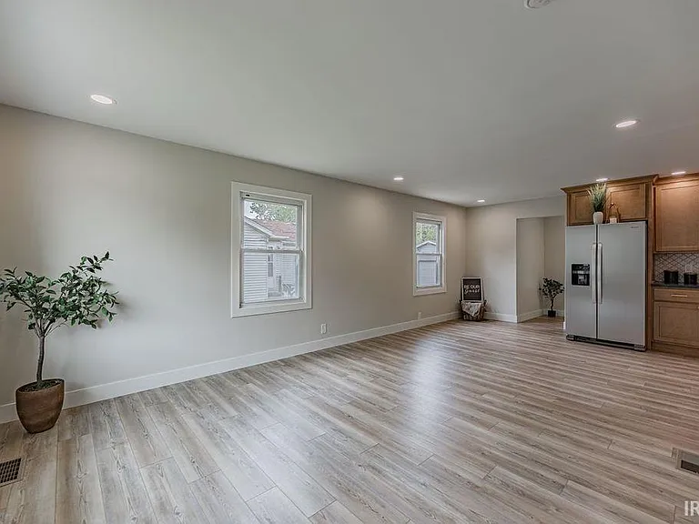 1628 E Blackford Ave — Photo 2