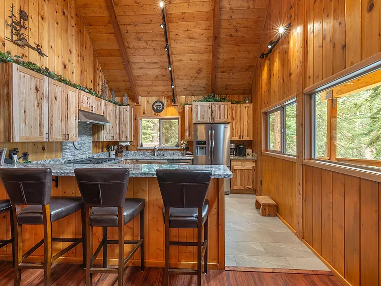 6431 Tamarack Rd — Photo 2