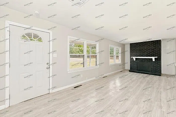 3 bed, 1.0 bath, 990 sqft, $1,065 — Photo 3