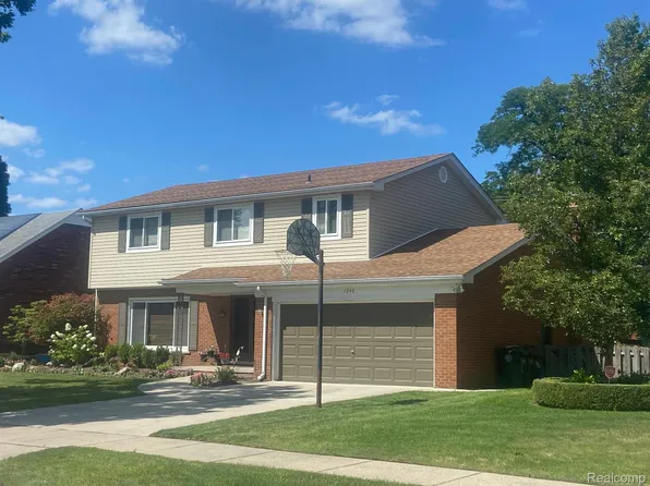 1340 Edmundton Dr, Grosse Pointe Woods, MI 48236