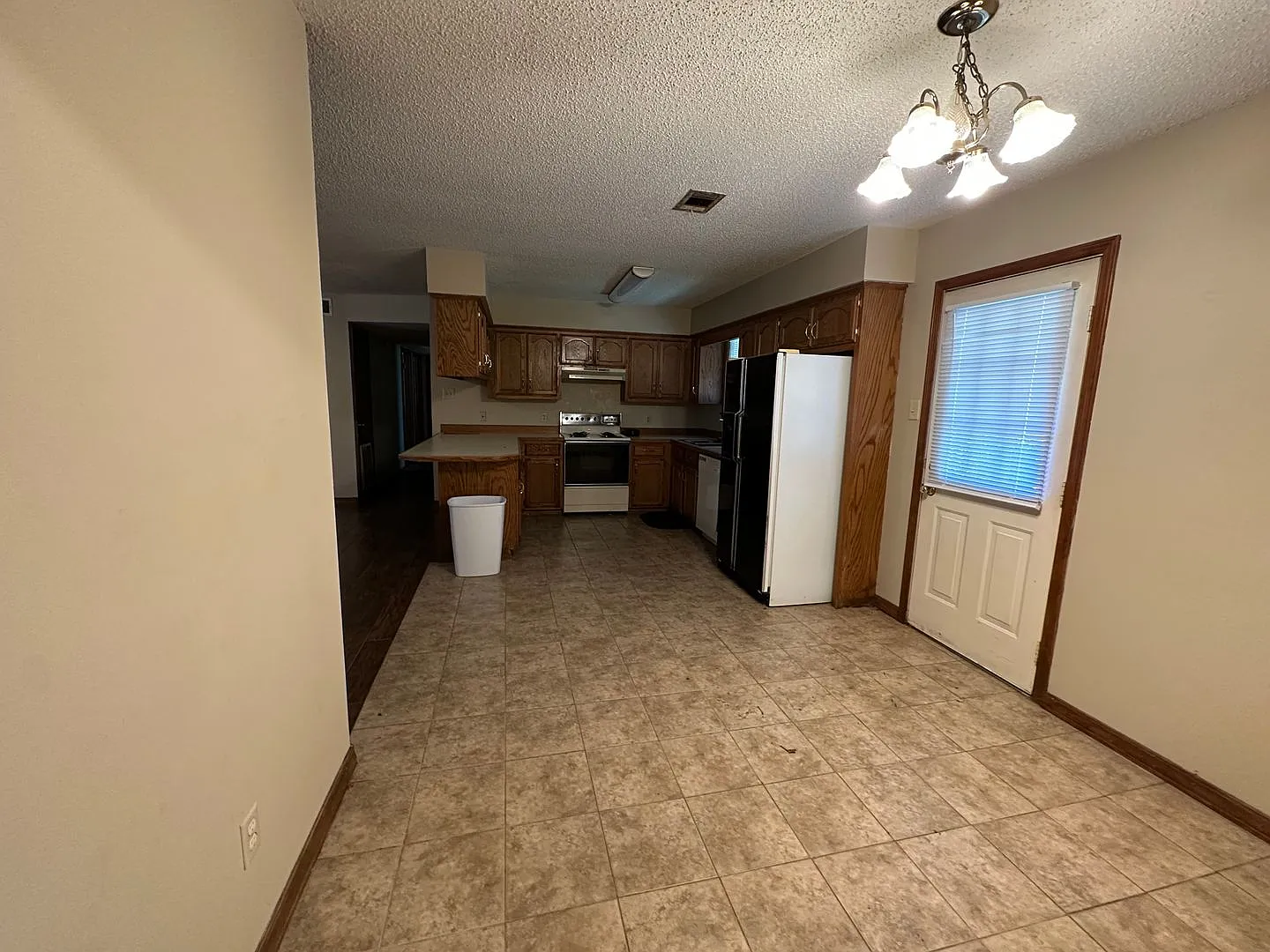 Come take a look at this 3-bedroom 1.5-bathroom home! — Photo 3