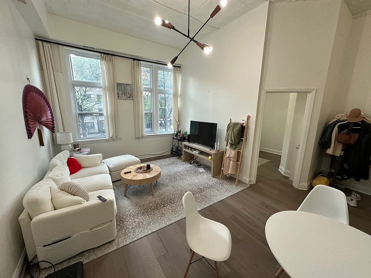 Building Photo - 441 N La Salle Dr #2