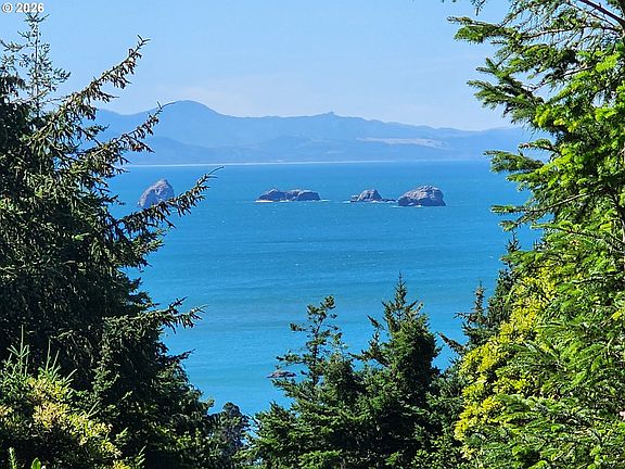 2nd image of 1230 Deady St