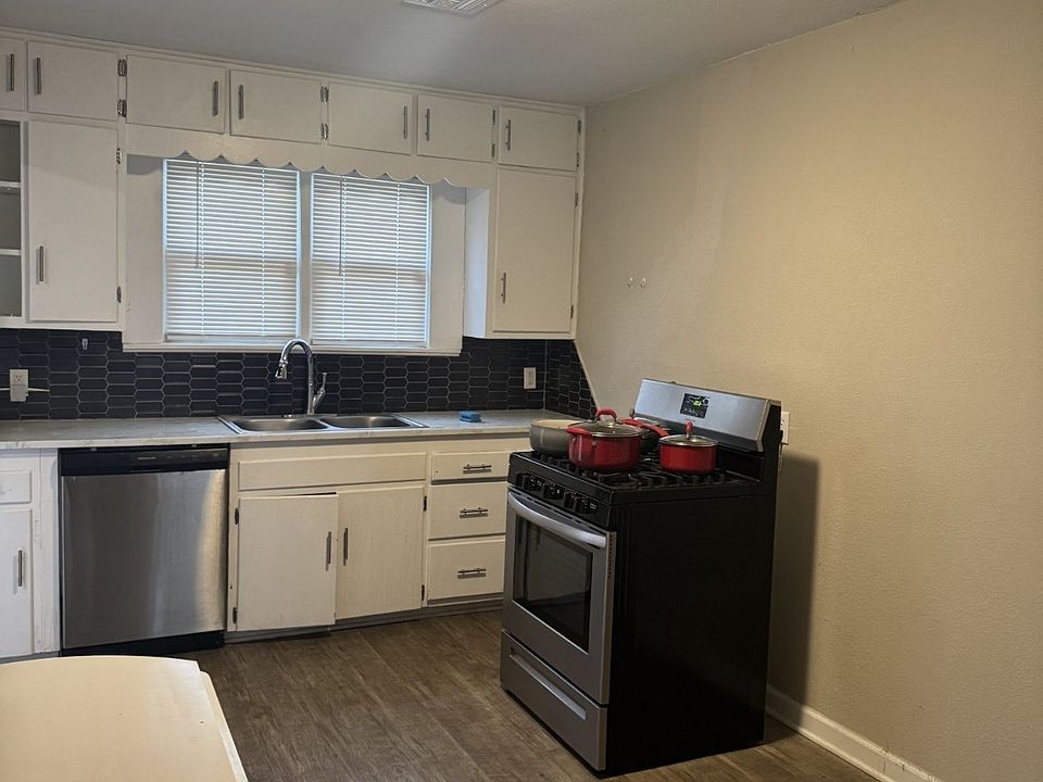 2nd image of 703 Cherry St